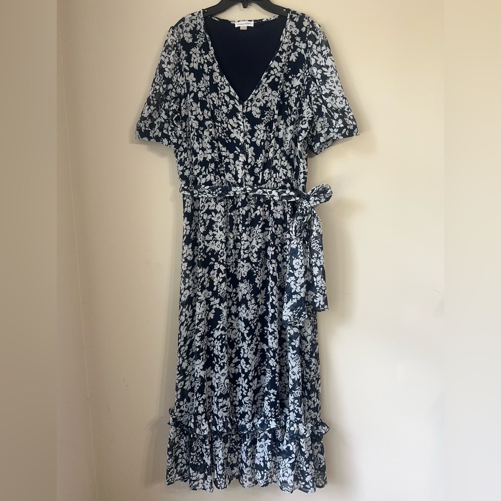 Calvin Klein short sleeve floral maxi dress
Size 14